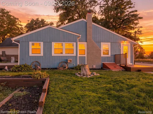 1840 Maxfield Rd, Hartland, MI 48353