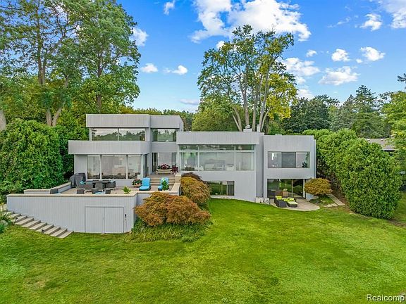3rd image of 2765 Warner Dr
