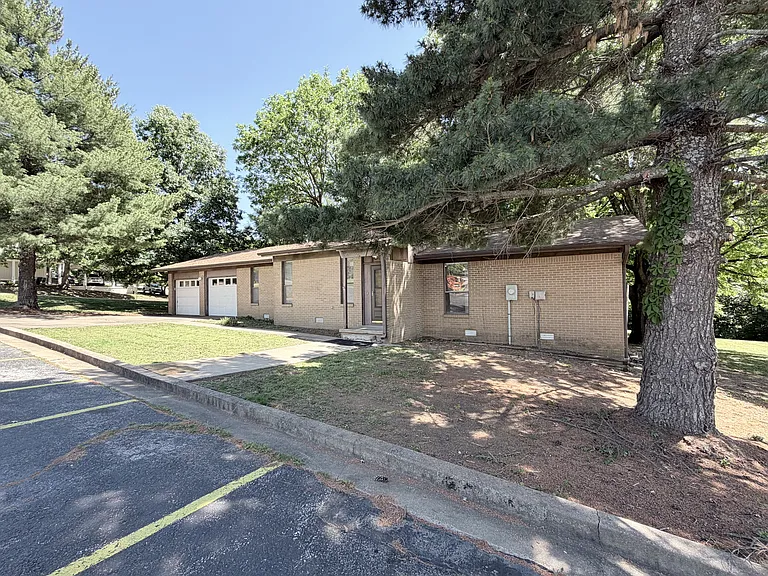 1275 N Gregg Ave — Photo 2