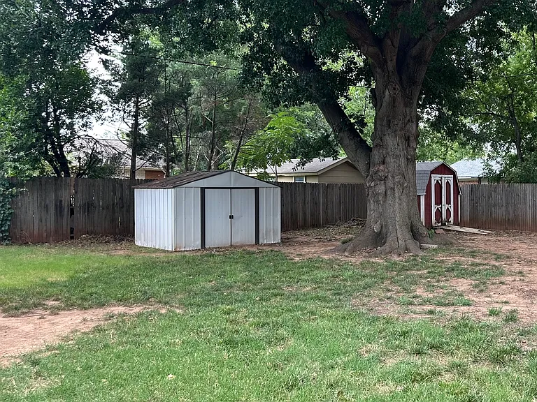 300 Brentwood Dr — Photo 8