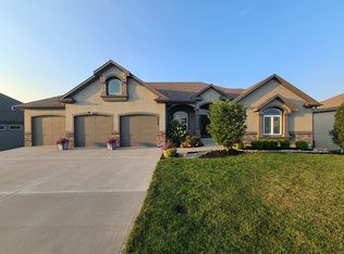 4249 S Stone Canyon Dr, Blue Springs, MO 64015