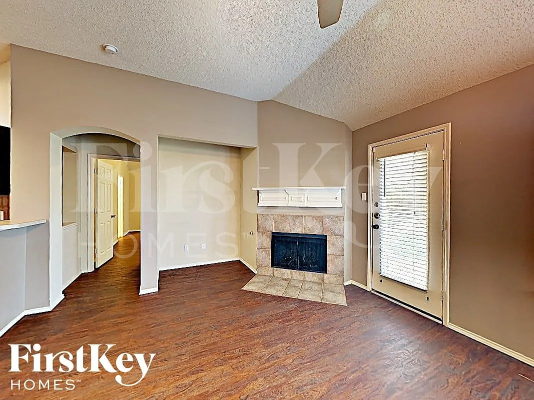3 bed, 2.0 bath, 1840 sqft, $2,285 — Photo 3