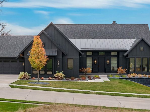 4477 Woodland Dr, Bettendorf, IA 52722