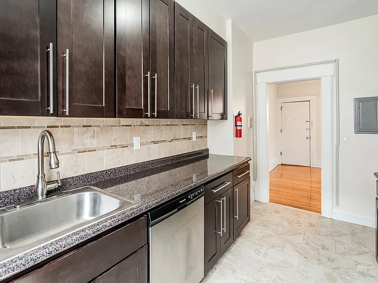 128 Broad Street Apartments — Photo 12