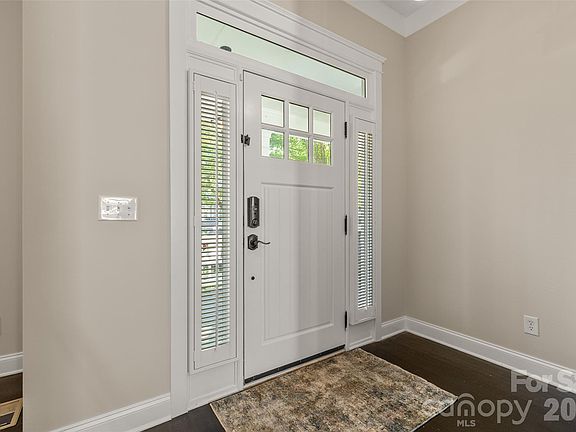 4th image of 613 Bracket St #522