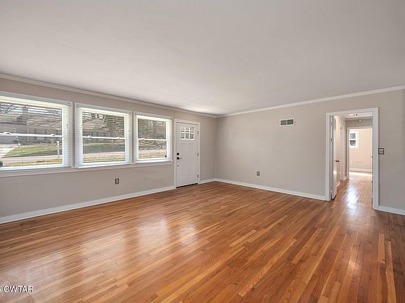 3rd image of 247 Russell Rd