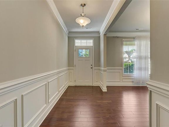 4th image of 8 Harbor Glen Ct