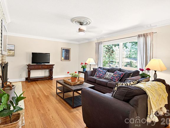 5th image of 25 Bevlyn Dr