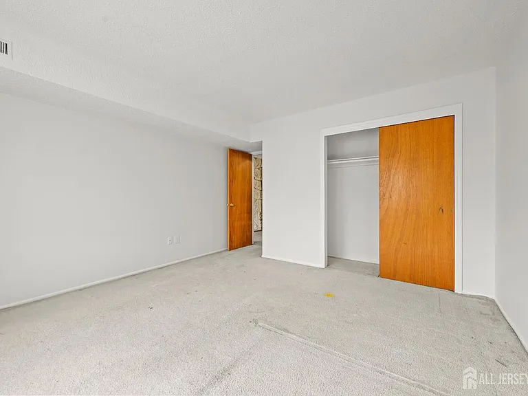 823 Edison Glen Ter — Photo 13