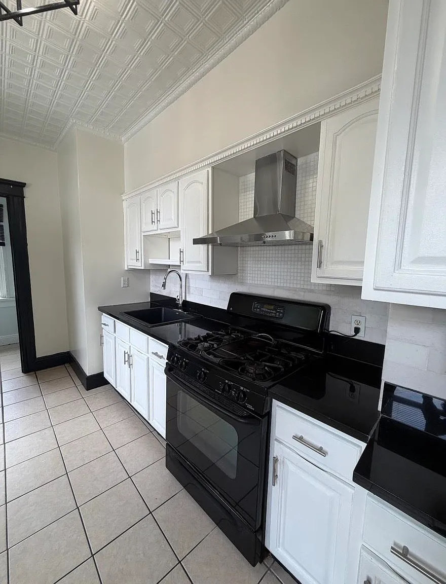 3 bed, 1.0 bath, $3,200 — Photo 4