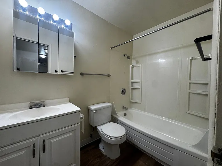 Avante Apartments - Charming, Centrally Located Building with Off Street Parking! — Photo 9