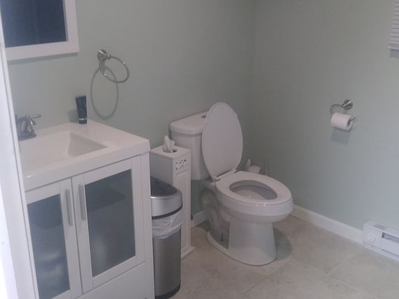 Downstairs bathroom.
Size 7 x9