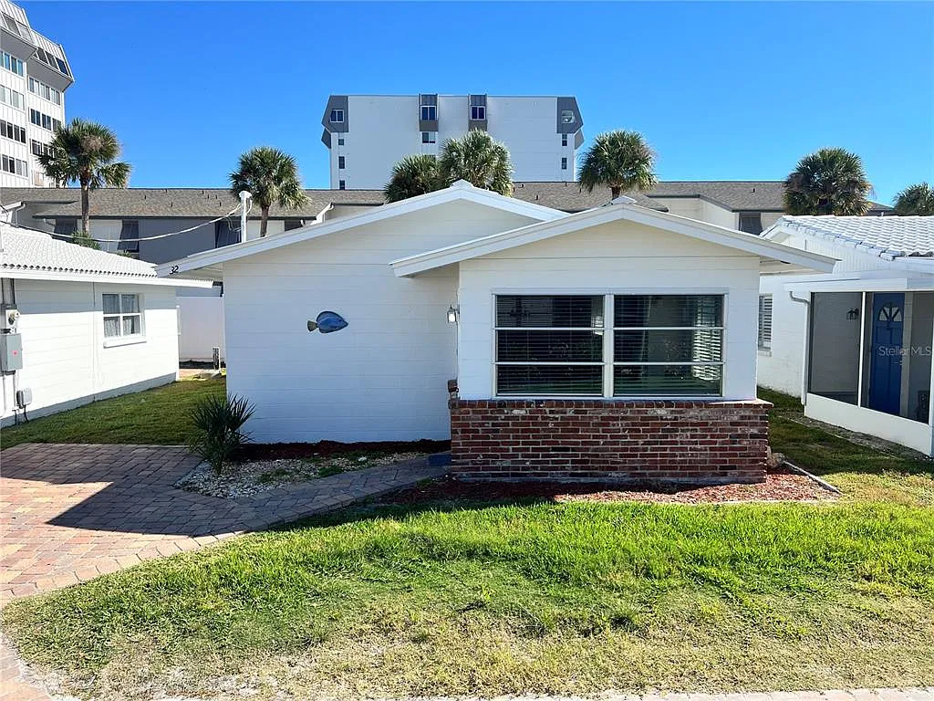 1 bed, 1.0 bath, 572 sqft, $7,470 — Photo 1
