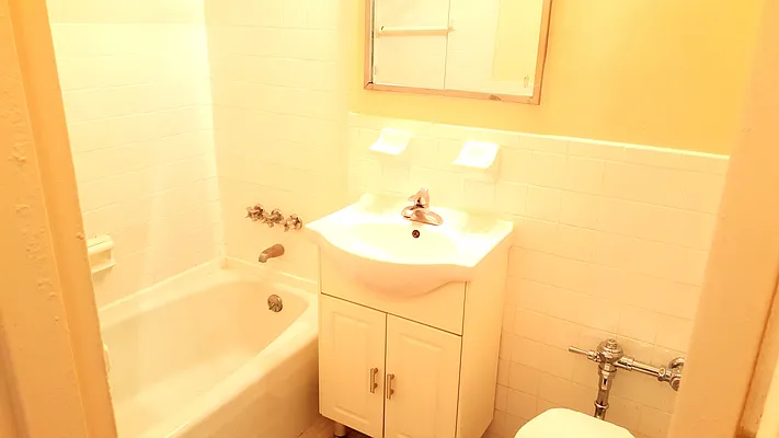 Rented by Realty Queens LLC | media 9