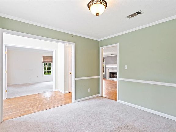 5th image of 701 Walt Ln NE
