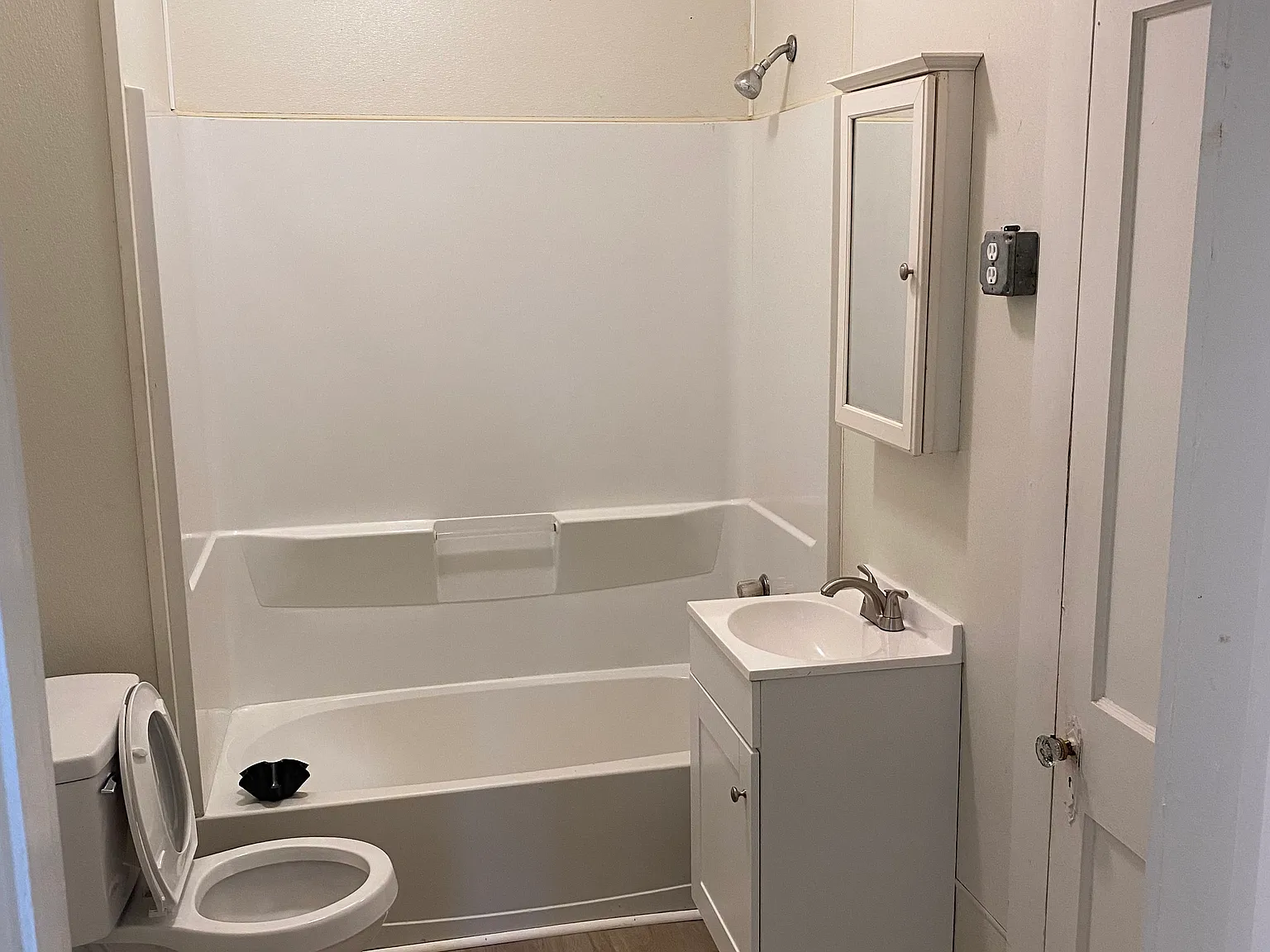 2 bed, 1.0 bath, $900 — Photo 2