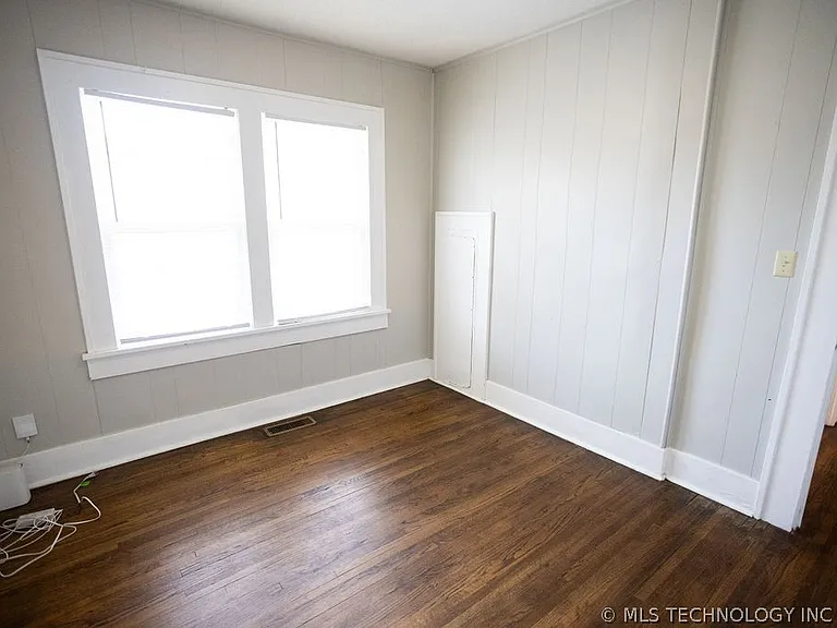 1147 S Florence Ave — Photo 41