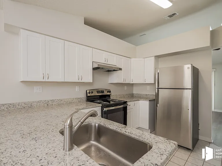 1081 Gary Dr — Photo 7
