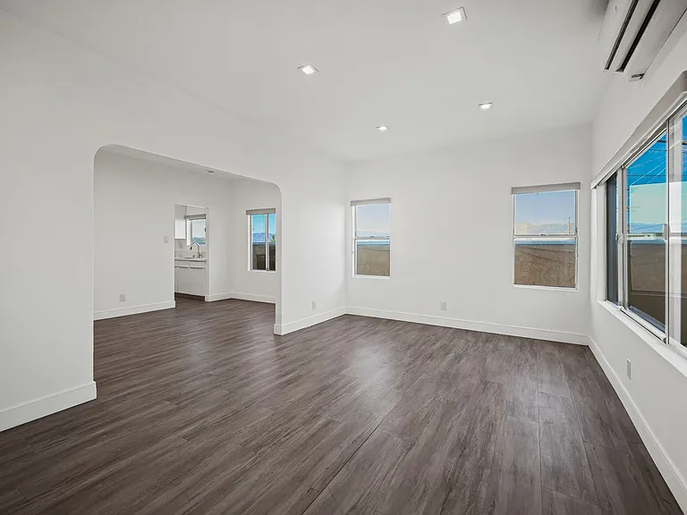 627 Brittania St — Photo 17