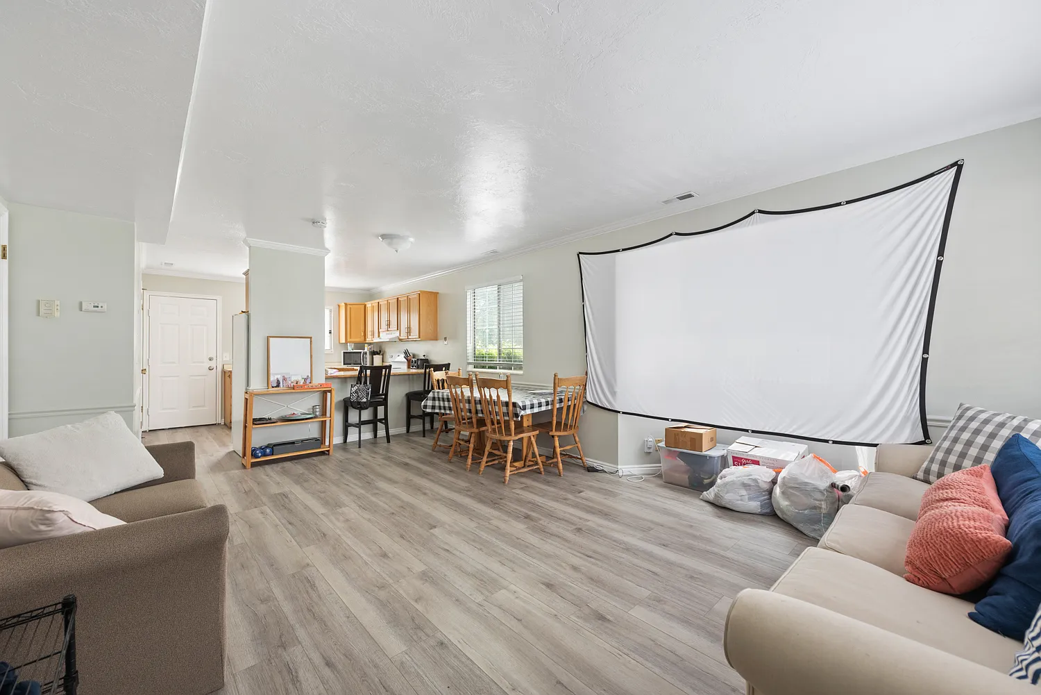 4 bed, 2.5 bath, 1406 sqft, $569 — Photo 2