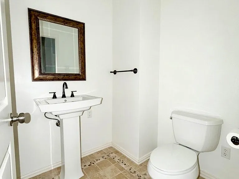 14011 Wickersham Ln — Photo 11
