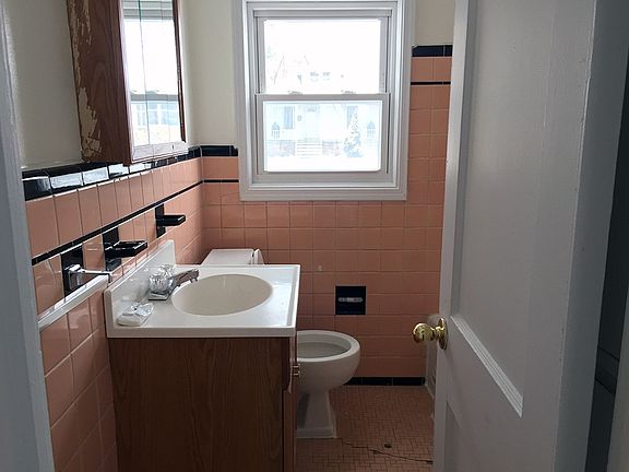 3rd image of 1090 Fort Park Blvd