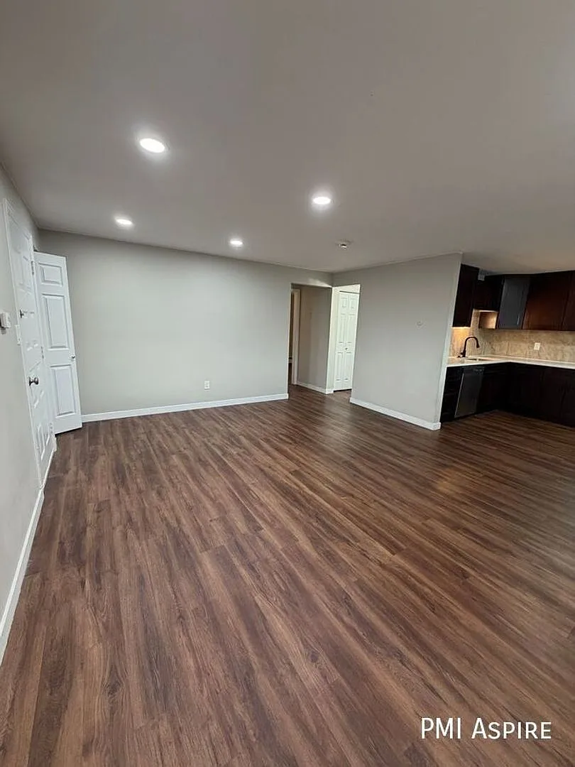 2 Bedroom 1 Bathroom Apartment in Lakewood — Photo 2