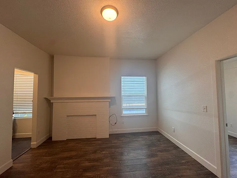 Adams Apartments — Photo 5