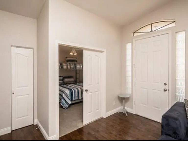 941 Saint Claire Dr — Photo 2
