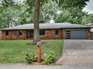 2855 S Edgewater Dr, Springfield, MO 65804
