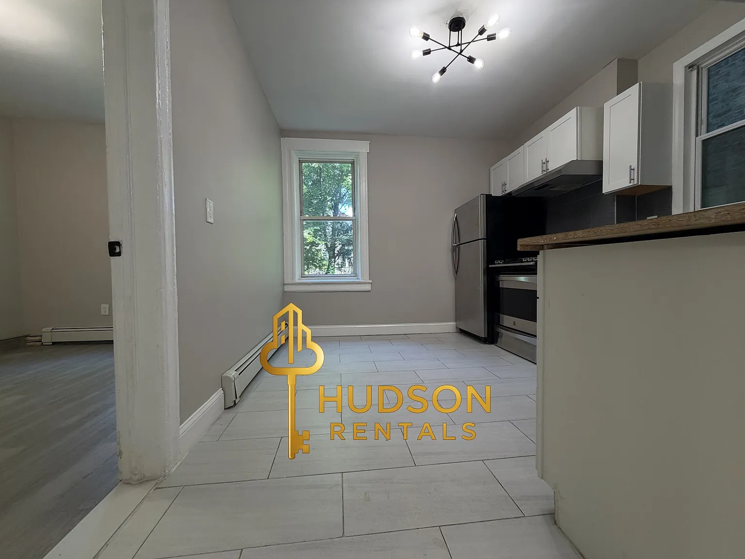 3 bed, 1000 sqft, $2,350 — Photo 2