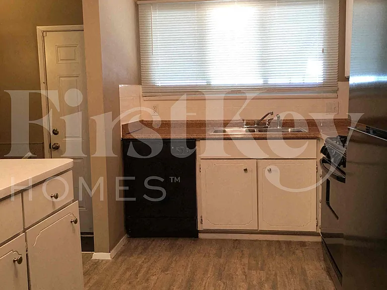 2560 Pheasant Dr — Photo 8