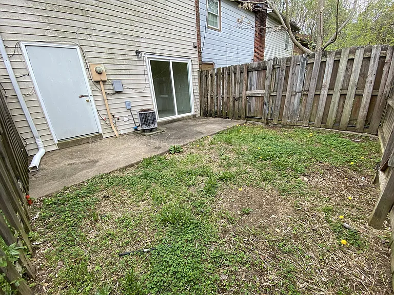 809 Denton Cir — Photo 16