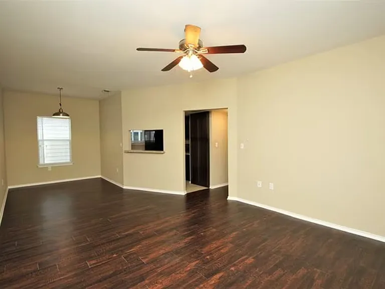 Stone Hill Apartments — Photo 9