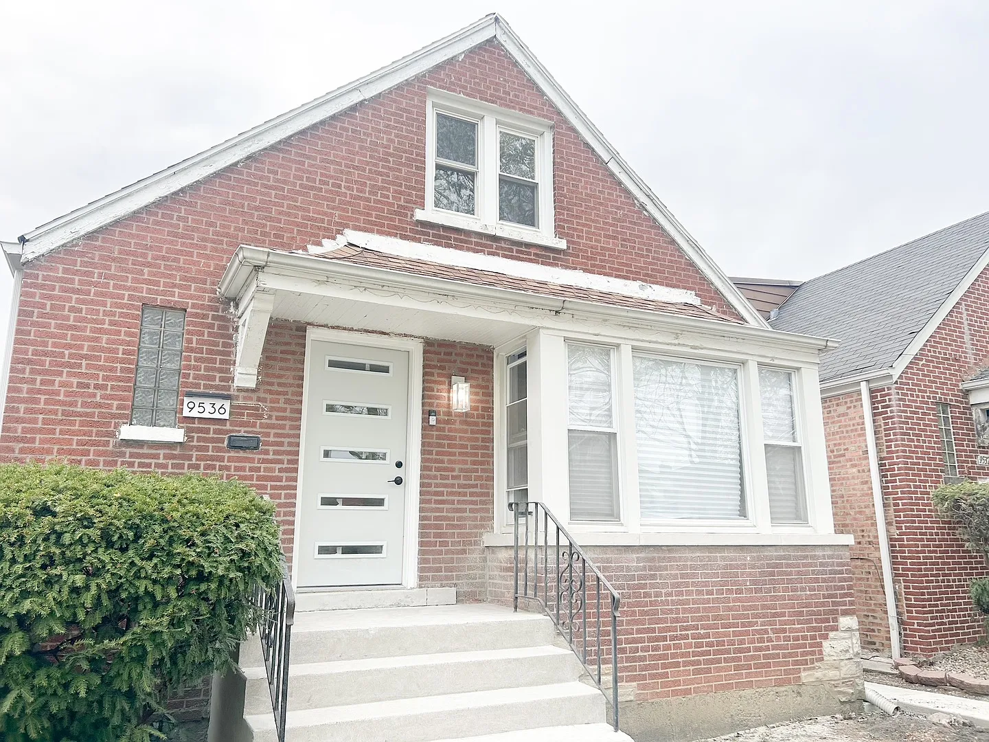 9536 S Woodlawn Ave photo 1