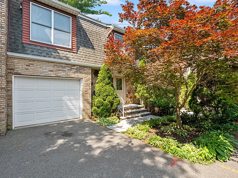 607 Grove St — Photo 2