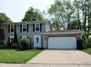 4275 Eisenhower Cir, Hoffman Estates, IL 60192