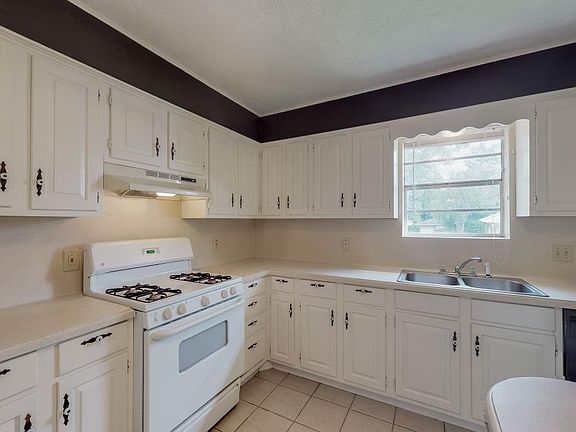 4th image of 903 Holleman Dr