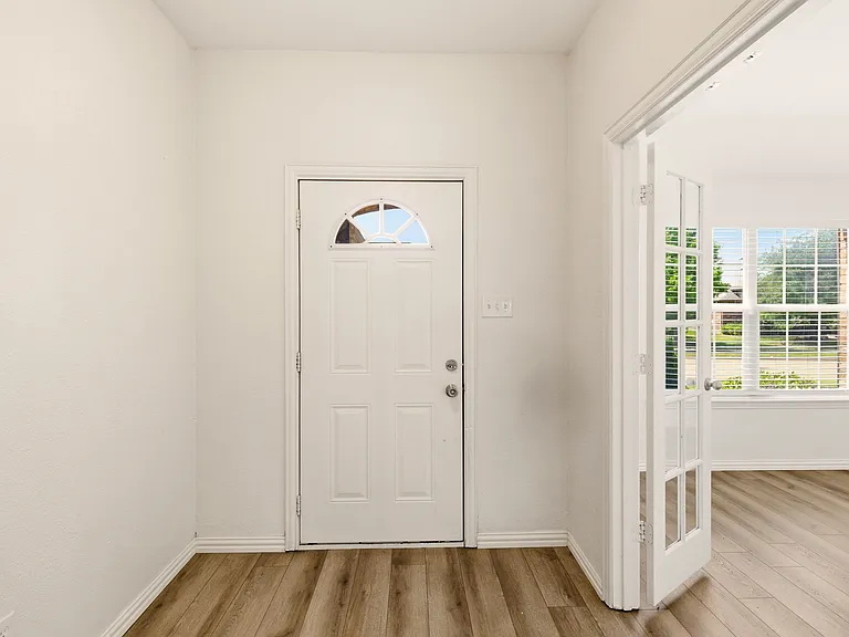 2201 Willow Creek Dr — Photo 2