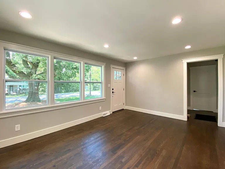 2221 Highland St — Photo 2