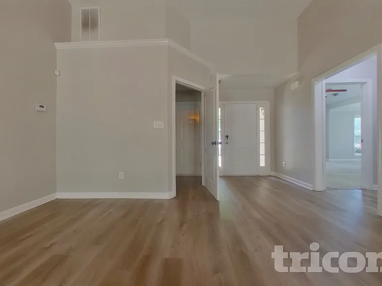 104 Logan Creek Ct — Photo 3