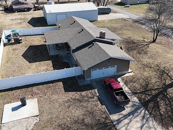 3rd image of 402 Reserve St S