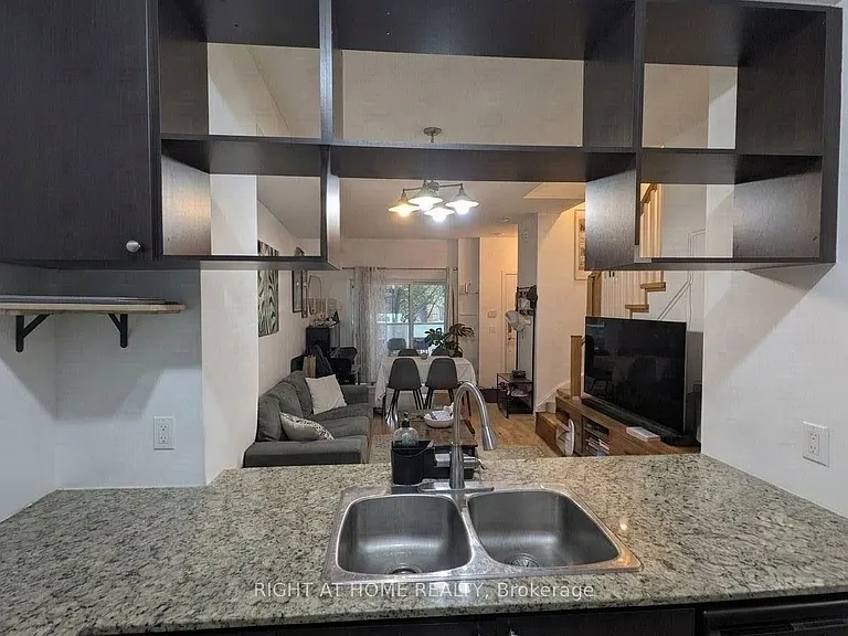 290 Village Green Sq #Townhouse 25 — Photo 3