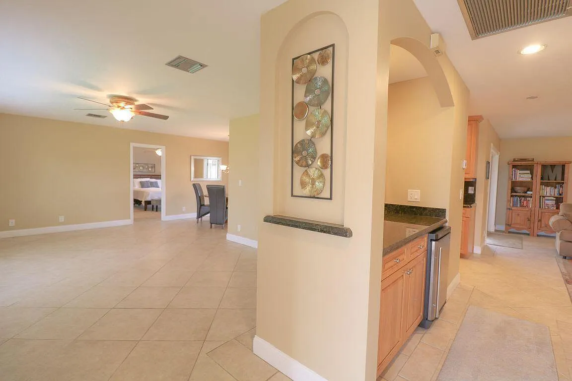 3 bed, 2.0 bath, 1626 sqft, $3,995 — Photo 4