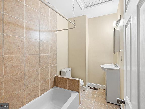 3rd image of 5538 Addison St