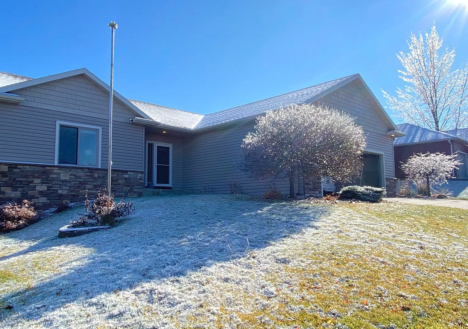 Beautifully Furnished 4 Bed 3 Bath Ranch Style Home — Photo 1