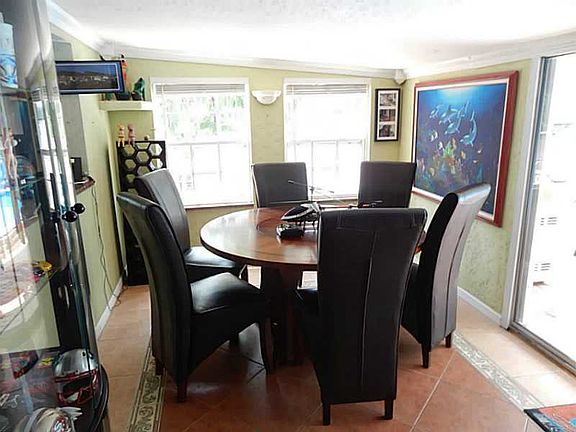 2nd image of 3040 Lakeshore Dr