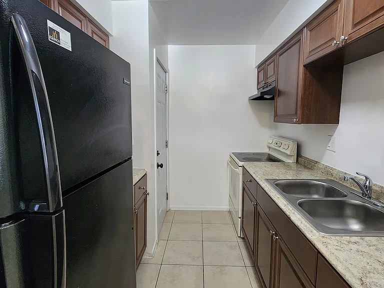 933 Laurel Dr — Photo 10
