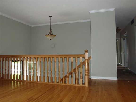 3rd image of 912 Gleneagle Dr