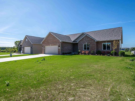 4th image of 792 E Sweet Briar Ln